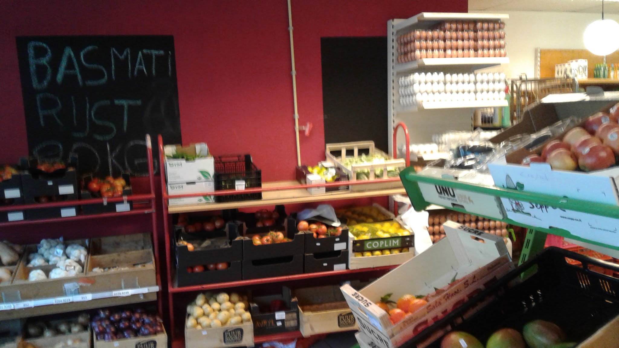 Groente en fruit met een krijtbord voor basmatirijst