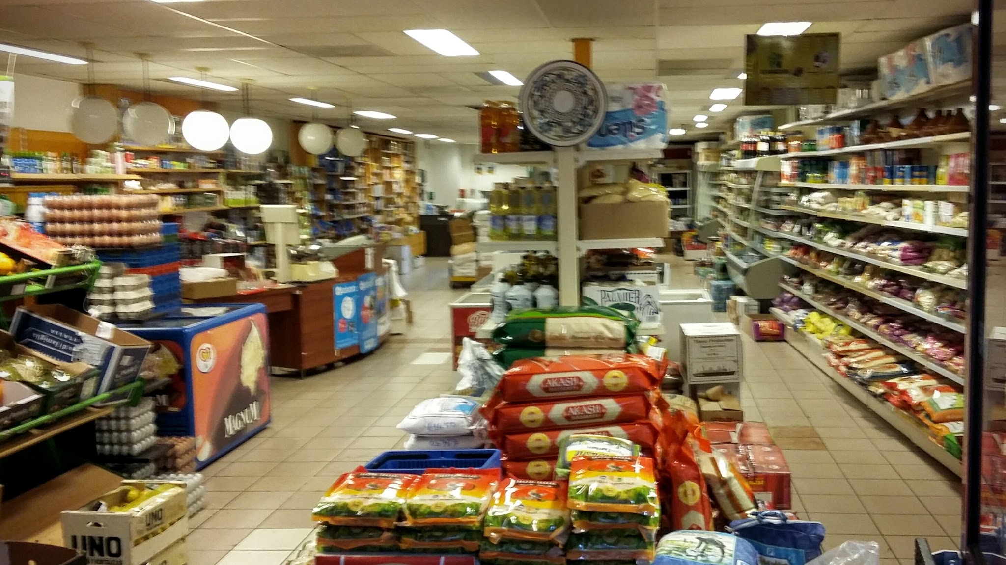 Volle schappen en zakken rijst in de winkel