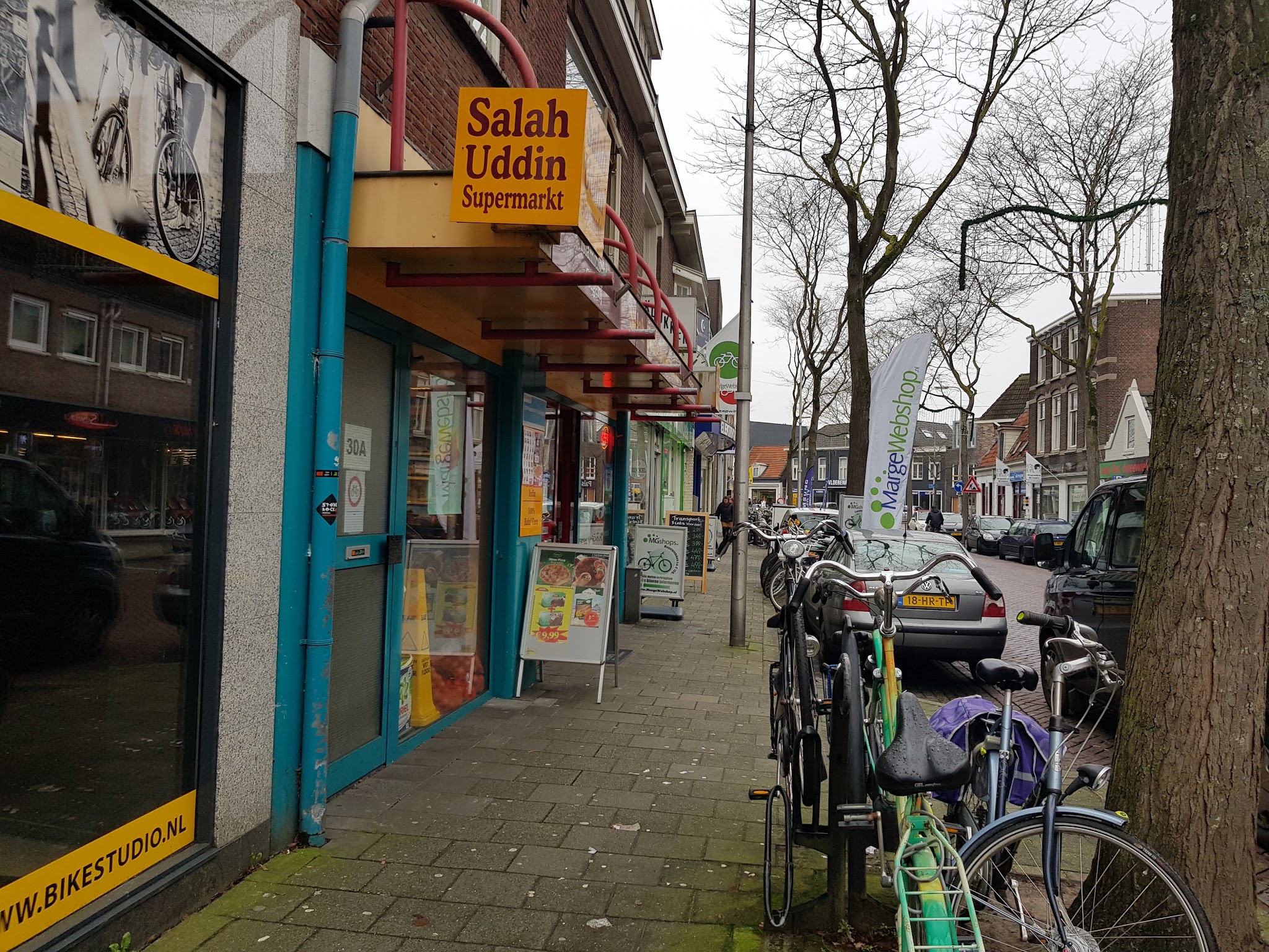 De winkel aan de Vechtstraat, gezien vanaf de stoep