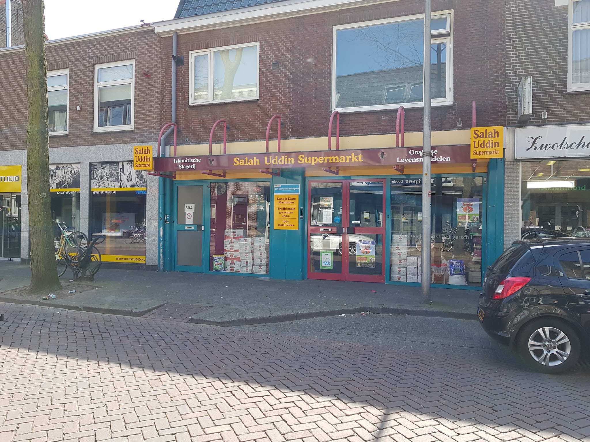 De gevel van Salah Uddin Supermarkt in de Vechtstraat